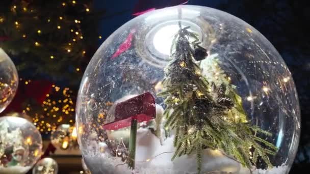 Decorações Natal Com Bolhas Transparentes Noite Ramos Abeto Verde — Vídeo de Stock
