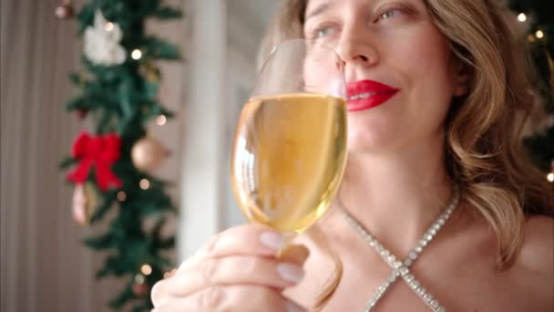 Kobieta Sukni Wieczorowej Przygotowuje Się Sylwestra Domu Pijąc Kieliszek Białego — Wideo stockowe