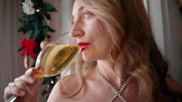Kobieta Sukni Wieczorowej Przygotowuje Się Sylwestra Domu Pijąc Kieliszek Białego — Wideo stockowe