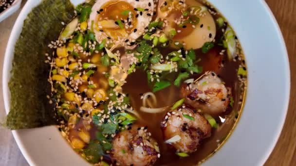 Karides Yumurta Japon Erişteli Ramen Çorbası — Stok video