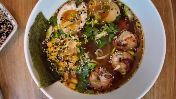 Karides Yumurta Japon Erişteli Ramen Çorbası — Stok video