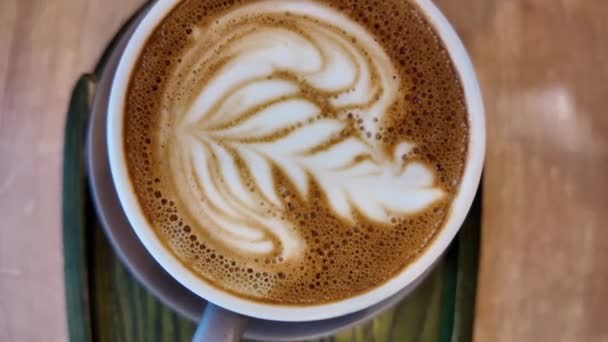 Chiudi Grande Tazza Cappuccino Con Arte Disegno Del Caffè Cima — Video Stock