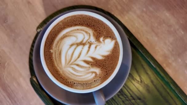 Zamknij Duży Kubek Cappuccino Kawy Rysunek Sztuki Górze — Wideo stockowe