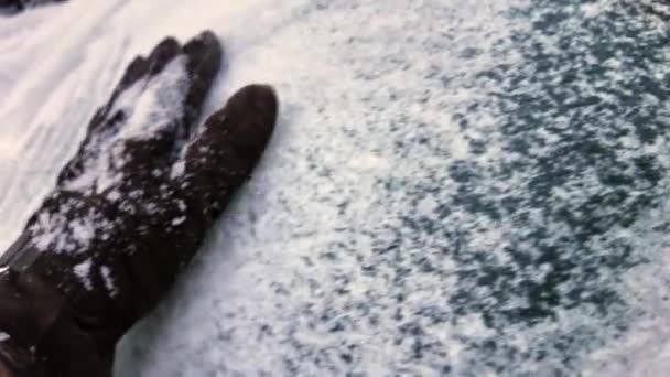 Mężczyzna Brązowych Skórzanych Rękawiczkach Odkrywa Okno Samochodu Przed Zamarzniętym Śniegiem — Wideo stockowe