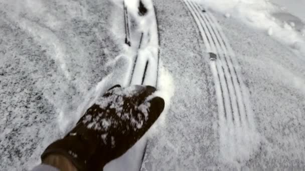 Muž Hnědými Koženými Rukavicemi Odkrývá Přední Okno Vozu Zamrzlého Sněhu — Stock video