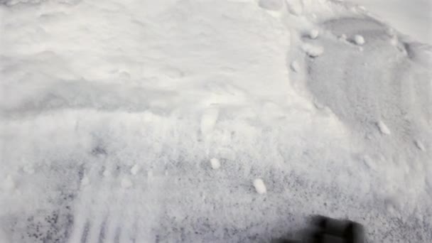 Kışın Donmuş Kardan Arabanın Camını Açan Kahverengi Deri Eldivenli Adam — Stok video