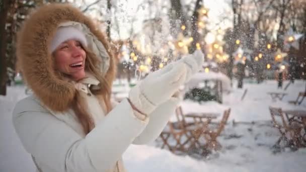 冬天快乐的女人 把白雪抛向空中 微笑着 慢动作 — 图库视频影像