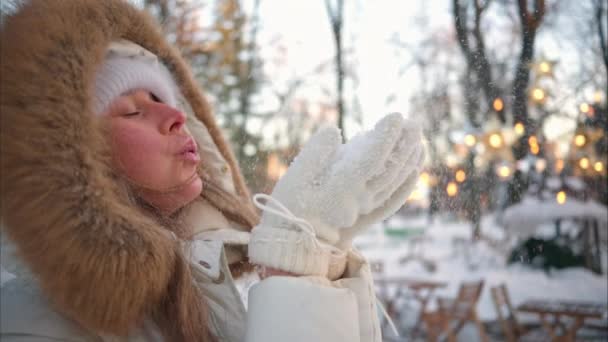 Mujer Divirtiéndose Invierno Lanzando Nieve Blanca Aire Sonriendo Cámara Lenta — Vídeos de Stock