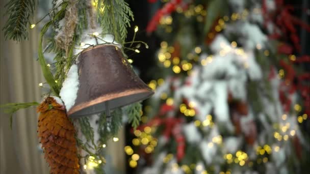 Noel Köknar Ağacı Dışarıda Çanlar Beyaz Kar — Stok video