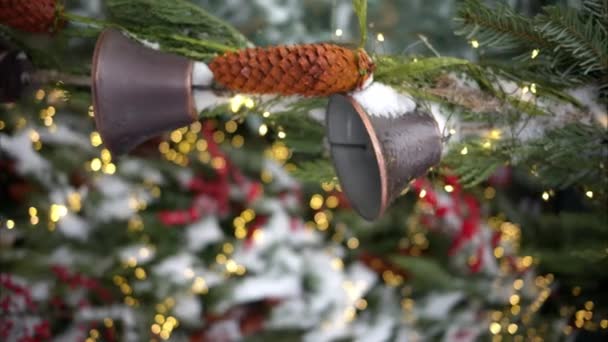 Abeto Navidad Con Campanas Decoratons Exterior Nieve Blanca — Vídeo de stock
