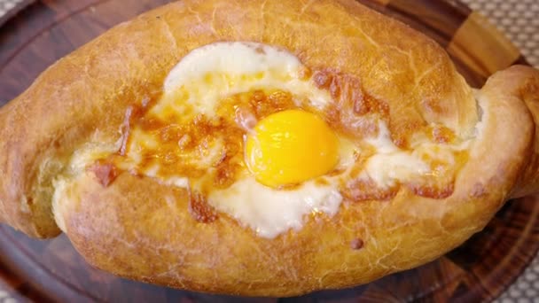 Γεωργιανό Khachapuri Τυρί Ψωμί Αυγά Στην Κορυφή — Αρχείο Βίντεο