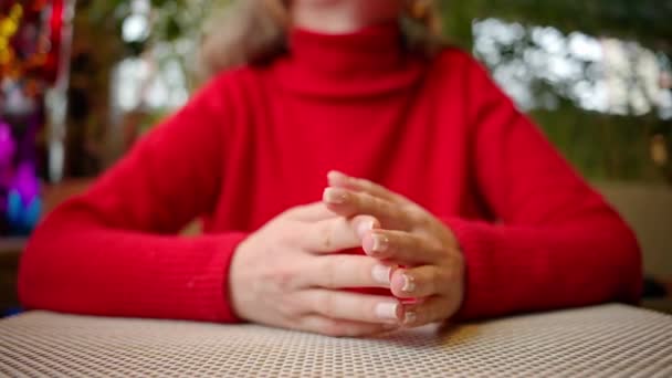 赤いセーターの女性 会話を持っていると手で怒鳴る — ストック動画