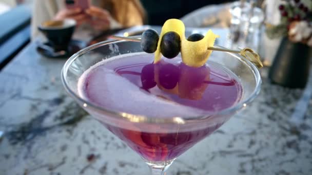 Rózsaszín Vörös Martini Áfonyával Tetején Közeli — Stock videók