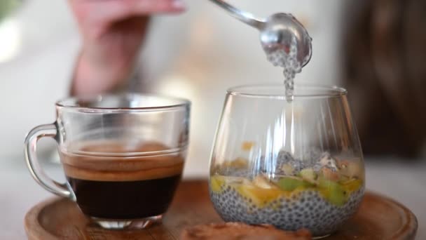 Vrouw Die Chia Zaden Eet Pruilend Met Mango Zwarte Koffie — Stockvideo