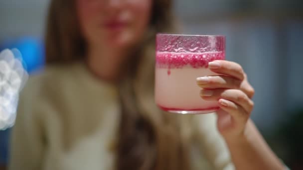 Γυναίκα Πίνει Ένα Ποτήρι Κοκτέιλ Γάλα Και Χυμό Φράουλας Ένα — Αρχείο Βίντεο