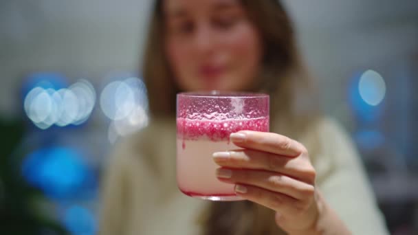Donna Che Beve Bicchiere Cocktail Con Latte Succo Fragola Ristorante — Video Stock