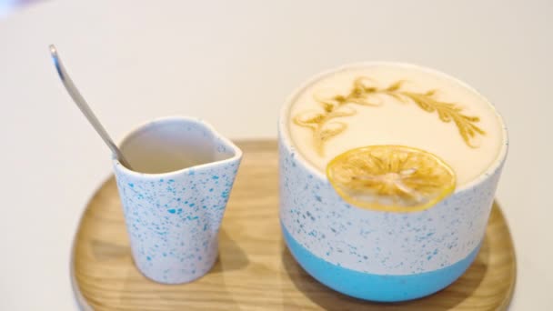 Café Arte Latte Copo Cerâmica Decorado Com Laranja Seca Placa — Vídeo de Stock