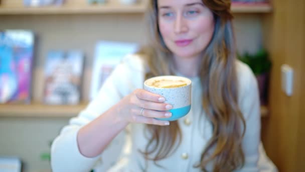 Mujer Bebiendo Café Con Leche Arte Taza Cerámica Café — Vídeo de stock