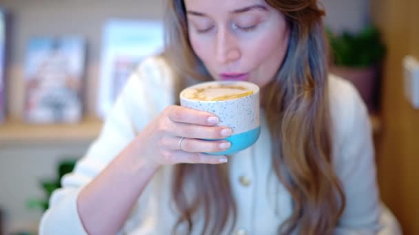 Жінка Латте Художню Каву Керамічної Чашки Кафе — стокове відео