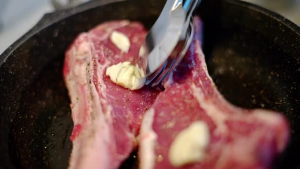 Daging Steak Daging Iga Juicy Sedang Disiapkan Dengan Rosemary Dan — Stok Video