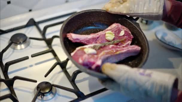 Friptură Suculentă Carne Vită Ribeye Preparată Rozmarin Usturoi — Videoclip de stoc