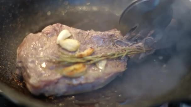 Carne Carne Bife Ribeye Suculenta Sendo Preparada Com Alecrim Alho — Vídeo de Stock