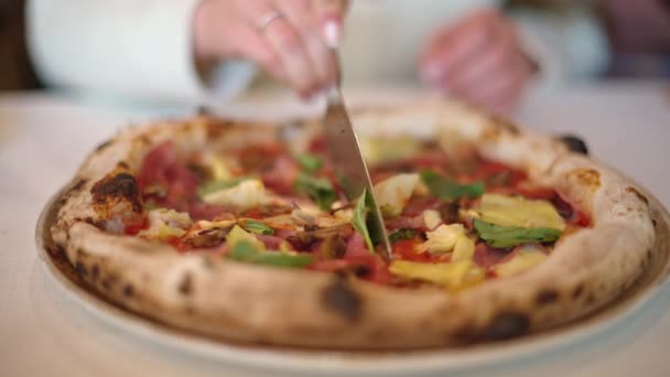 Frau Schneidet Restaurant Italienische Pizza Auf — Stockvideo