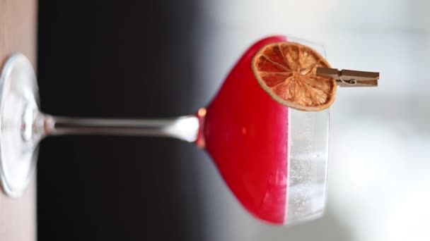 Piros Koktélital Szárított Narancssárgával Díszítésként Függőleges Lövés — Stock videók