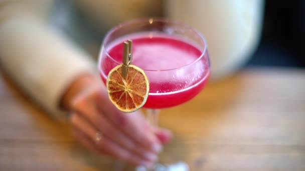 Mujer Bebiendo Bebida Roja Cóctel Con Naranja Seca Como Decoración — Vídeos de Stock