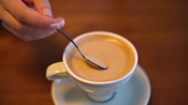 女人的手捏碎咖啡泡沫 — 图库视频影像