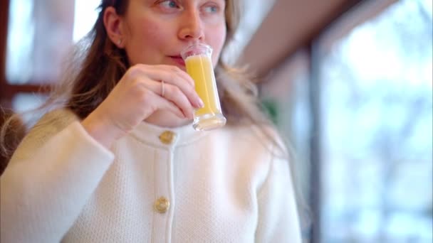 Kobieta Pije Witaminę Imbir Odporności Strzał Restauracji — Wideo stockowe
