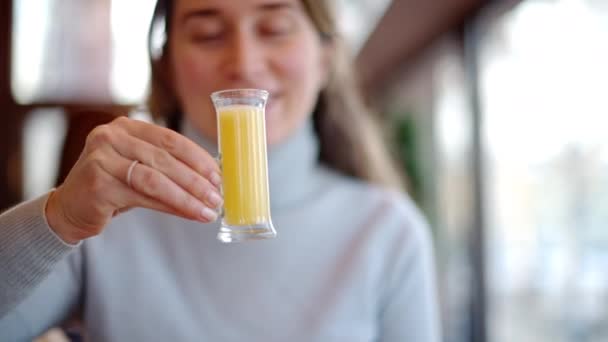 Ivás Vitamin Gyömbér Immunitás Lövés Egy Étteremben — Stock videók