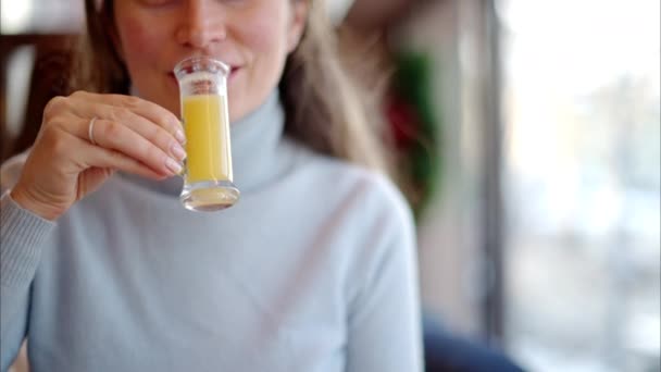 Ivás Vitamin Gyömbér Immunitás Lövés Egy Étteremben — Stock videók