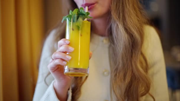 Mujer Bebiendo Limonada Naranja Fresca Con Hojas Menta Paja Papel — Vídeos de Stock