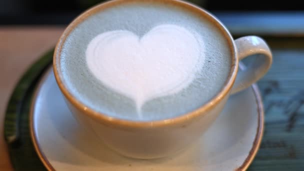Atas Bawah Gambar Busa Latte Seni Pada Biru Matcha Minum — Stok Video