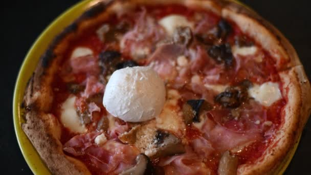 バーラタチーズとイタリアのピザのトップダウンショット — ストック動画