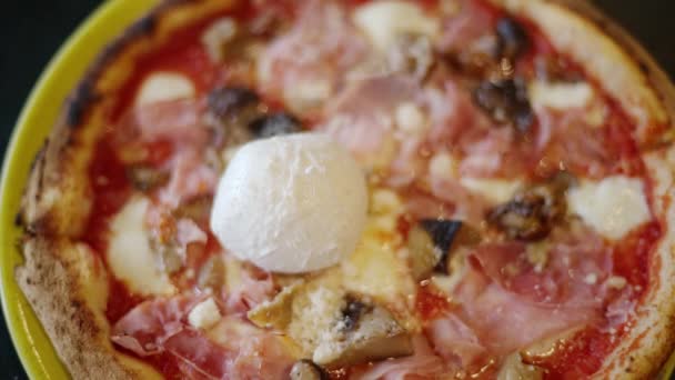 バーラタチーズとイタリアのピザのトップダウンショット — ストック動画