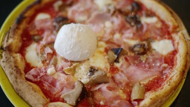 Top Shot Italian Pizza Burrata Cheese — Stock Video