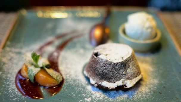 Chocolade Lava Cake Met Ijs Sinaasappel Decoratie Een Restaurant — Stockvideo