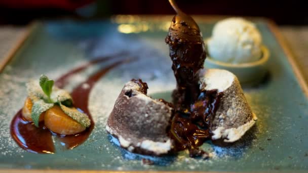Bolo Lava Chocolate Com Sorvete Decoração Laranja Restaurante — Vídeo de Stock