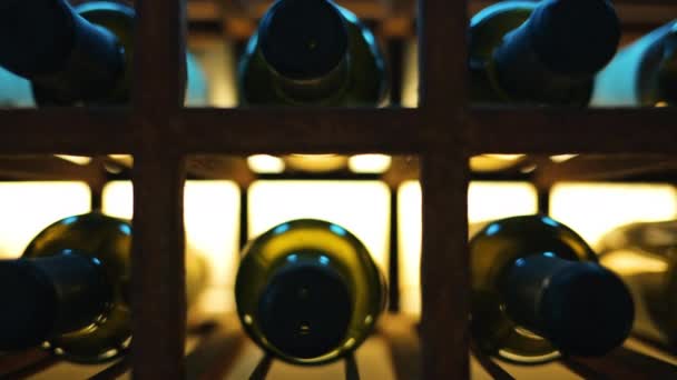 豊富なレストランの棚にワインボトル — ストック動画