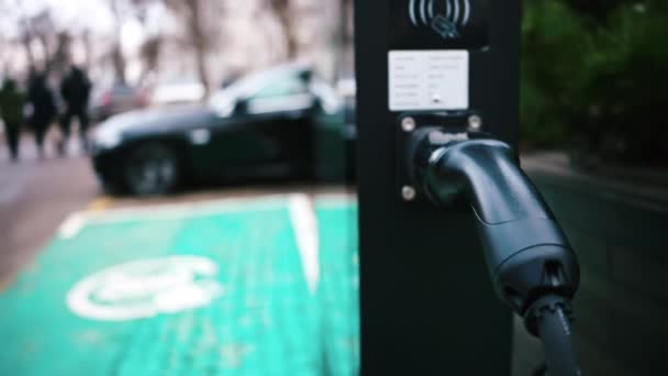 電気自動車のための未来的な黒い屋外の充満場所 — ストック動画