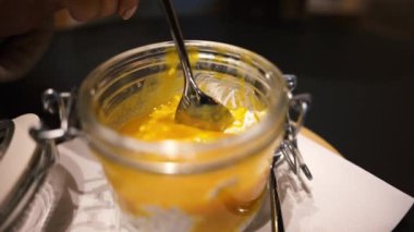 Cam kavanozda hindistan cevizli mango chia pudingi.