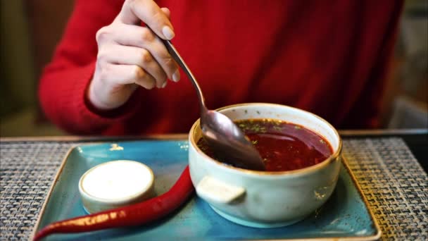 Restoranda Kırmızı Sebze Çorbası Içen Bir Kadın Ekşi Krema Kırmızı — Stok video