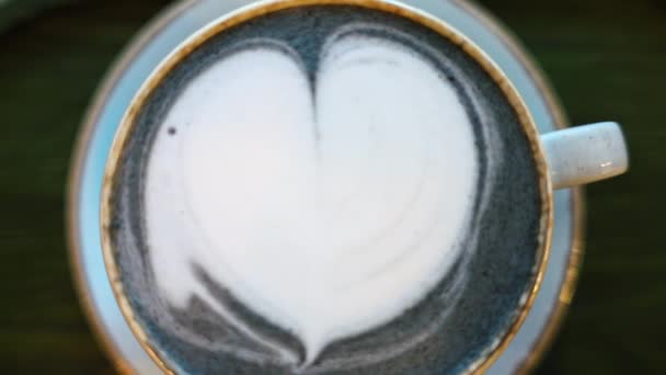 Latte Matcha Bleu Avec Mousse Forme Coeur Dans Une Tasse — Video
