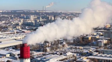 Chisinau şehrinde karla kaplı çalışan bir termal santralin hava aracı görüntüsü. Buhar ve duman borulardan geliyor. Moldova