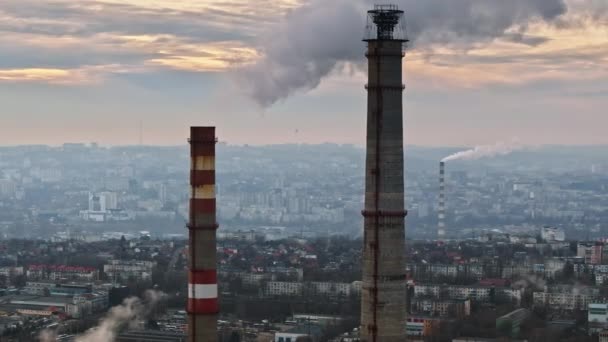 Luftaufnahme Eines Betrieb Befindlichen Wärmekraftwerks Chisinau Bei Sonnenuntergang Dampf Und — Stockvideo