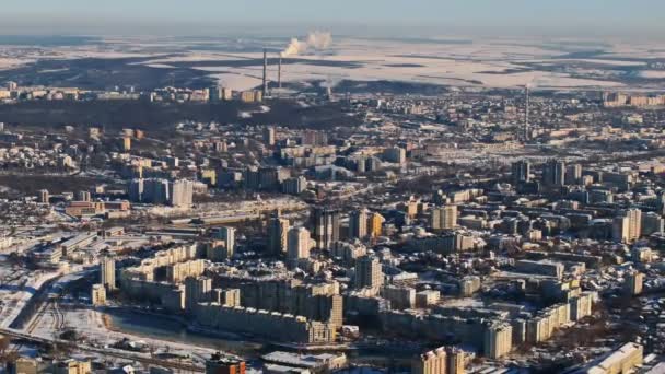 日出时分 基希讷乌市被积雪覆盖的空中无人驾驶飞机图像 背景下的工作热电站 摩尔多瓦冬季 — 图库视频影像