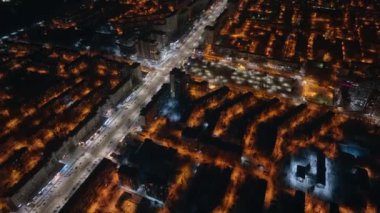 Chisinau şehrinin gece karla kaplı hava aracı görüntüsü, mavi saat. Moldova