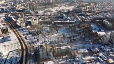 Karla kaplı şehir parkının insansız hava aracı görüntüsü. Moldova 'nın Chisinau kentinde kış boyunca gün doğumu